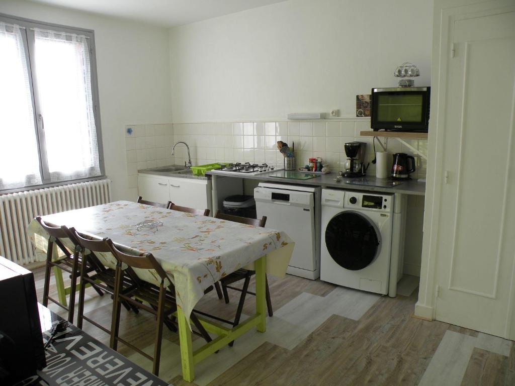 Kuchyňa alebo kuchynka v ubytovaní Tulipe, appartement 5 personnes, entre Sancy et Volcans d'Auvergne