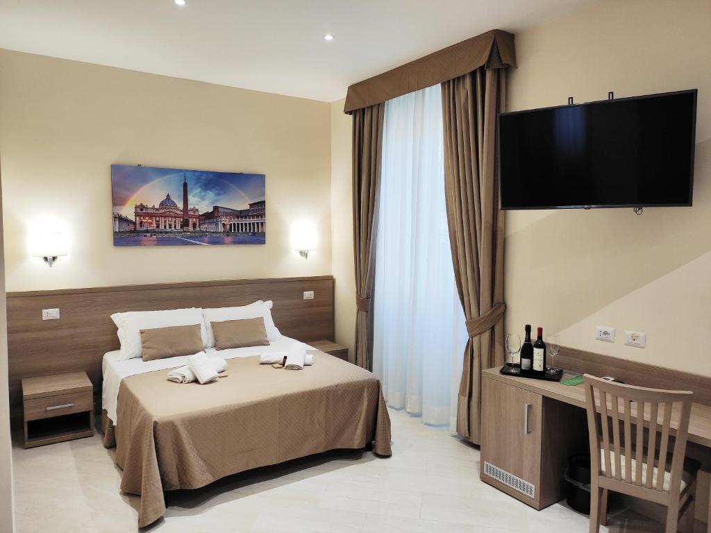 um quarto de hotel com uma cama e uma televisão de ecrã plano em Luxury Suites - Stay Inn Rome Experience em Roma