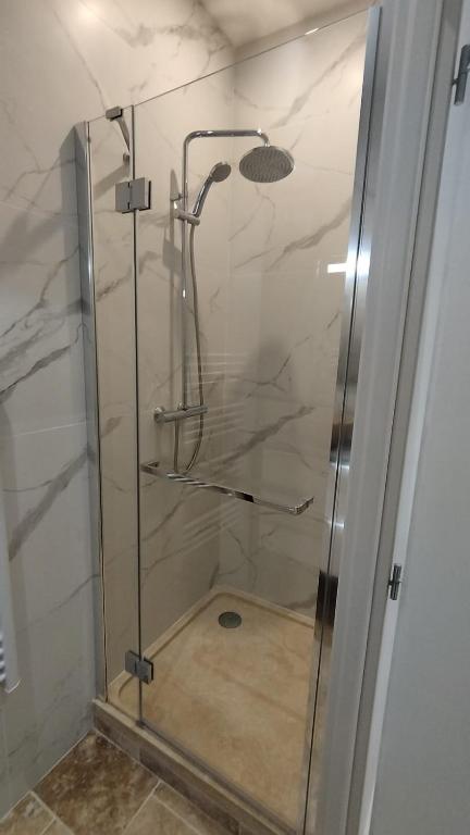 Un ba&ntilde;o de Appartement lumineux en RDC