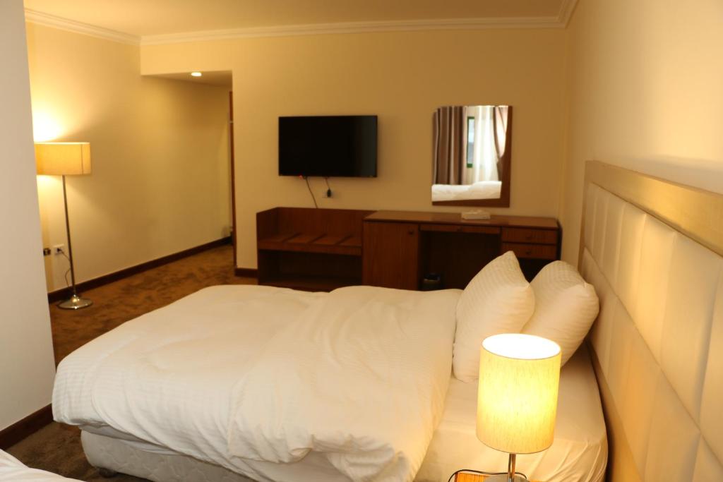 Postel nebo postele na pokoji v ubytování Silk Road Hotel