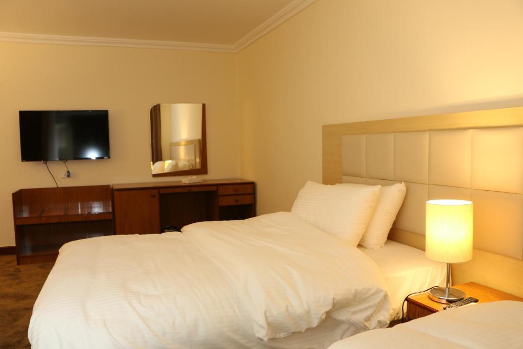 Postel nebo postele na pokoji v ubytování Silk Road Hotel