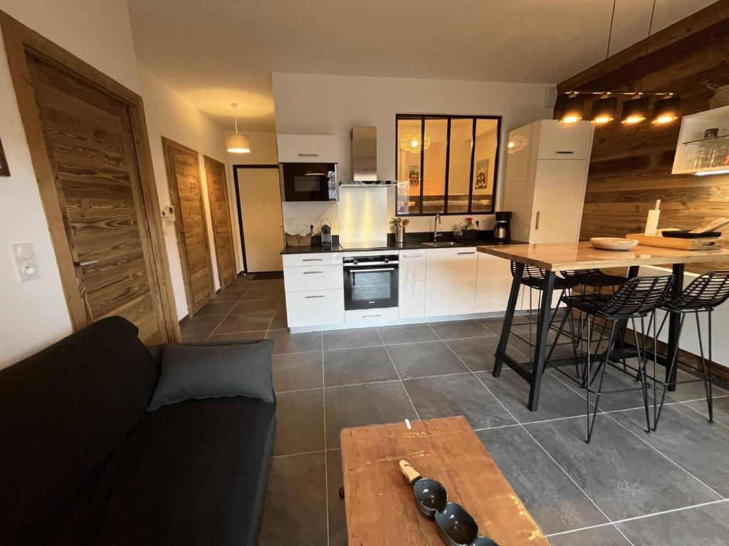 - une cuisine avec un canapé et une table dans une chambre dans l'établissement Châtel: Appartement neuf 4 pers, terrasse, parking, local à skis, wifi, ménage inclus - FR-1-198-261, à Châtel