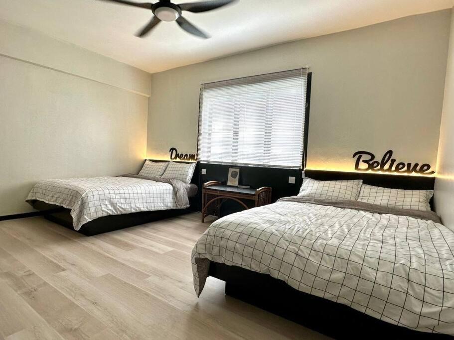 Кровать или кровати в номере Casa Savoy - A Famosa Resort Melaka