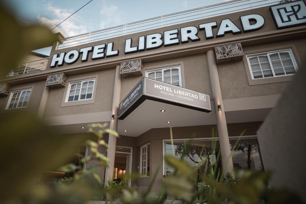 een hotellichfield met een bord ervoor bij Hotel Libertad in Villa Carlos Paz