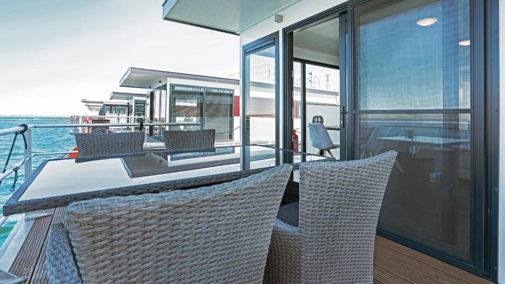 Posezení v ubytování Geiseltalsee Hausboot - Floating House - Hausboot Junior