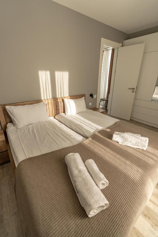 Postel nebo postele na pokoji v ubytování Double Rooms in New Gudauri, Loft 2, 247