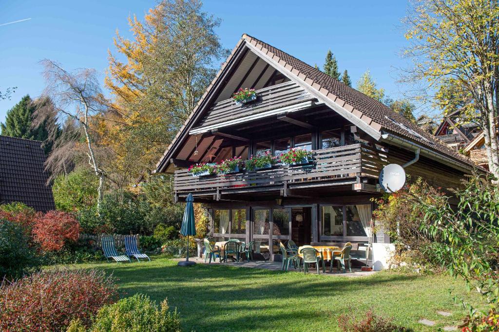 a house with a balcony with tables and chairs at Ferienhaus Geißler Meran in Molberting