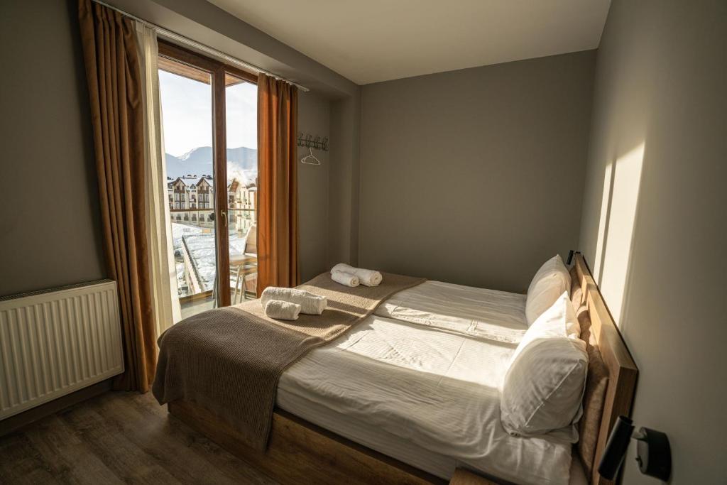 Postel nebo postele na pokoji v ubytování Double Rooms in New Gudauri, Loft 2, 247