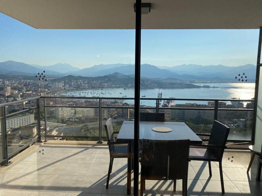 d'une table et de chaises sur un balcon avec vue. dans l'établissement A Toretta, magnifique T2 4 pers avec vue mer panoramique, à Ajaccio