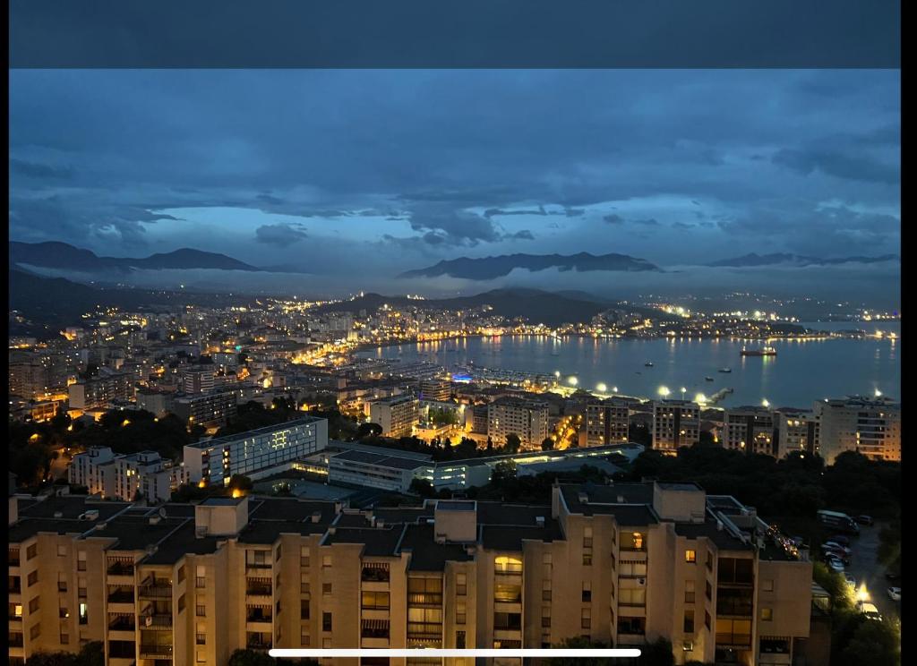 - une vue sur la ville la nuit dans l'établissement Appartement dominant la baie d'Ajaccio, à Ajaccio