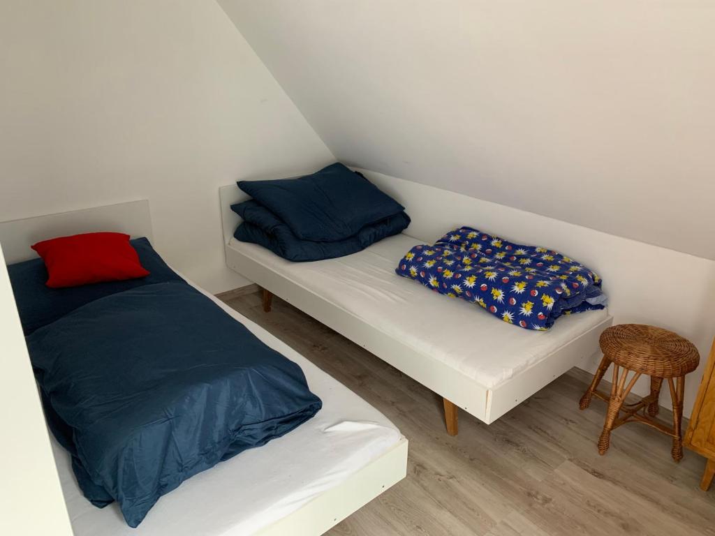 Habitación pequeña con cama y sofá en Chata u Lucky en Liptovský Mikuláš