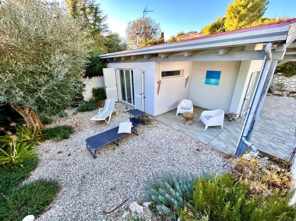 a backyard of a house with a patio at Villa Mathilde, deliziosa villetta con spiaggia inclusa in Numana