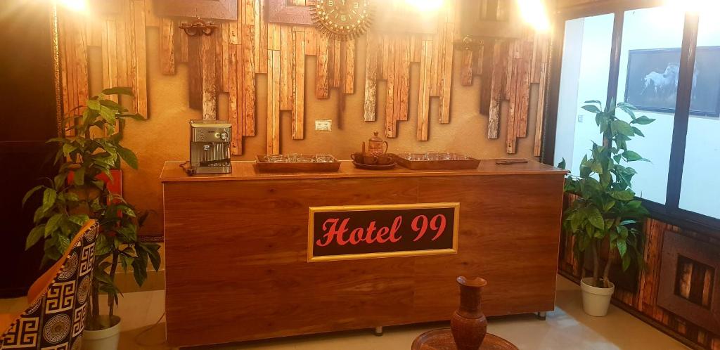 アユビアにあるHotel 99#のカウンターの看板を持つ店