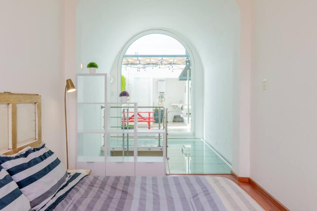 a living room with an archway and a red table at LOFT ULTRA Moderno y Minimalista con 2 Camas KING Size in Durango