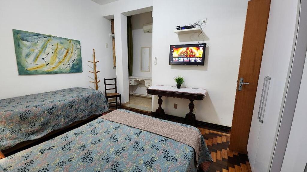 Habitación de hotel con 2 camas y TV en Copacabana, confortável apto de 2 quartos, quadra da praia, en Río de Janeiro