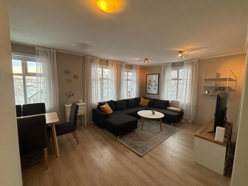 ein Wohnzimmer mit einem Sofa und einem Tisch in der Unterkunft In the heart of Akureyri in Akureyri