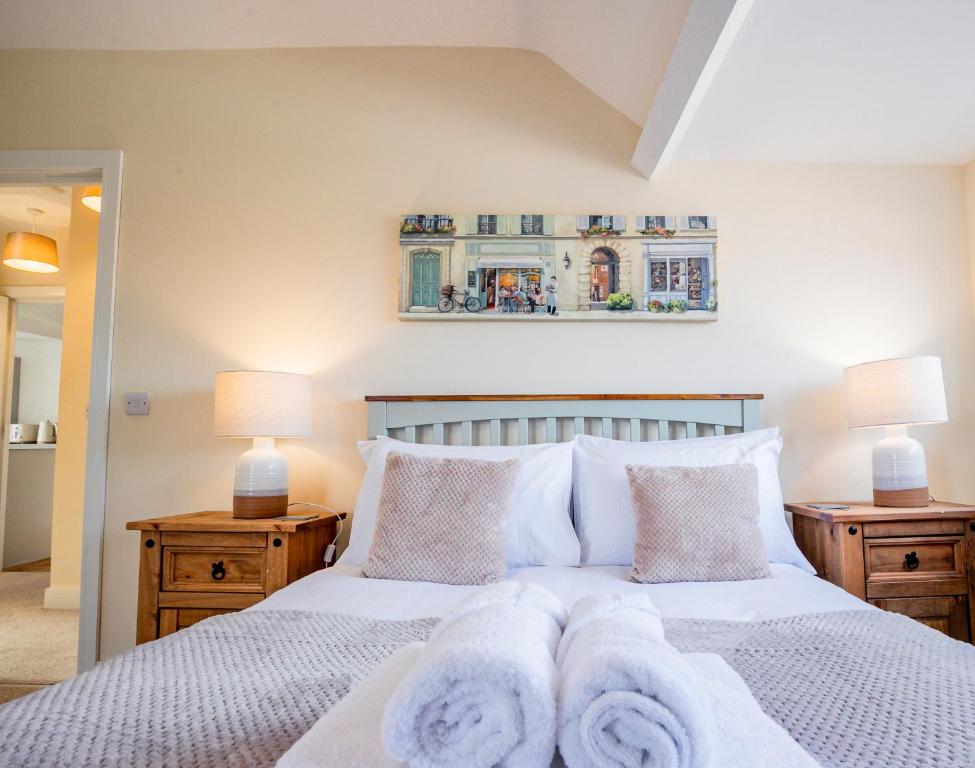 una camera da letto con un letto e asciugamani di Newly refurbished apartment in city centre a Hereford