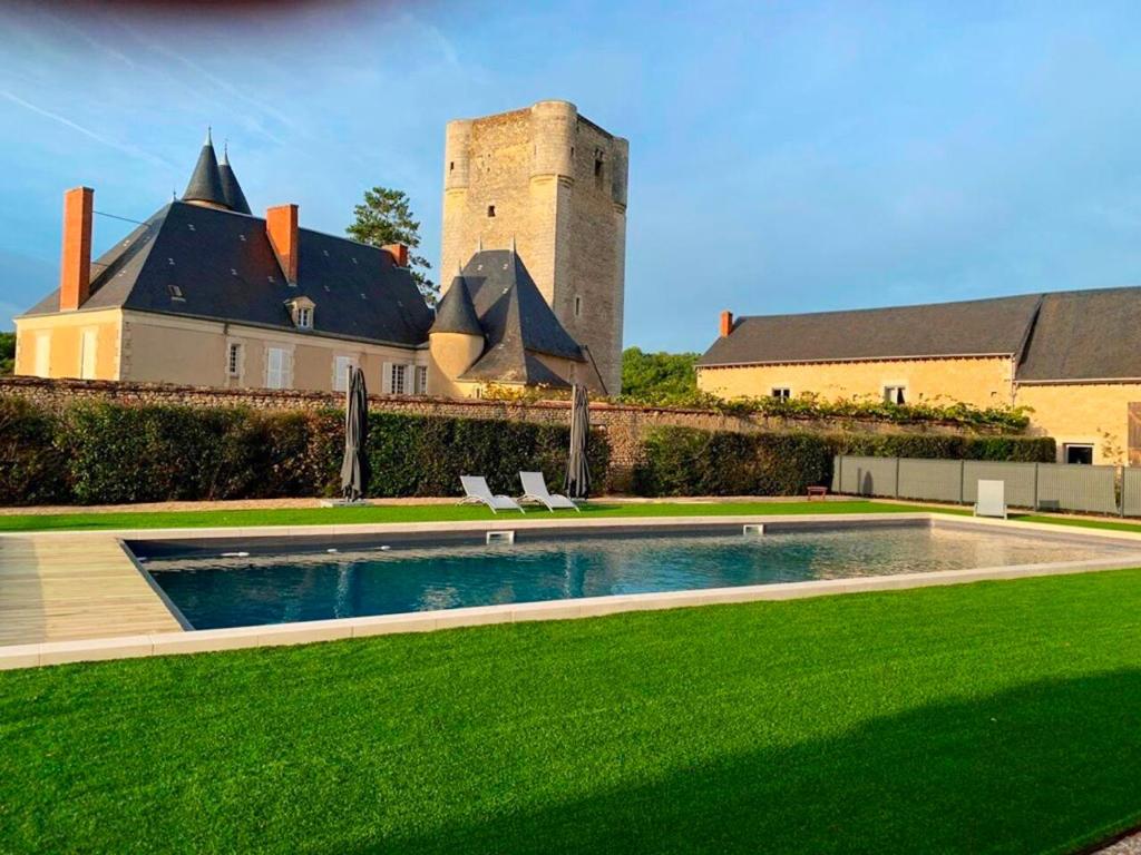 a house with a swimming pool and a castle at Villa de 3 chambres avec piscine privee et terrasse amenagee a Tendu in Tendu