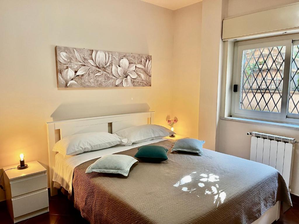 - une chambre avec un lit et 2 oreillers dans l'établissement LA CASA DI ANDREA, à Taormine