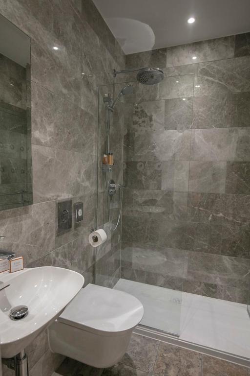 voco The Clifton Folkestone by IHG - Premium Zimmer Mit Kingsize-Bett
