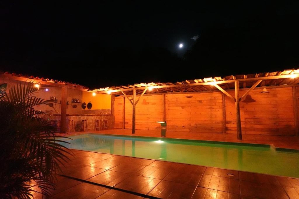 Pousada Canastra Mineira في ساو روكي دي ميناس: حمام سباحة في الليل مع وجود أضواء حوله