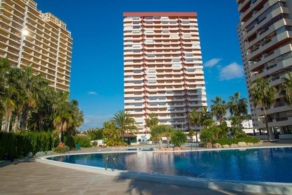 uma piscina em frente a dois edifícios altos em Apartam3nto maravi7loso con Bistas al mar Playa de la Fossa Calpe em Calpe