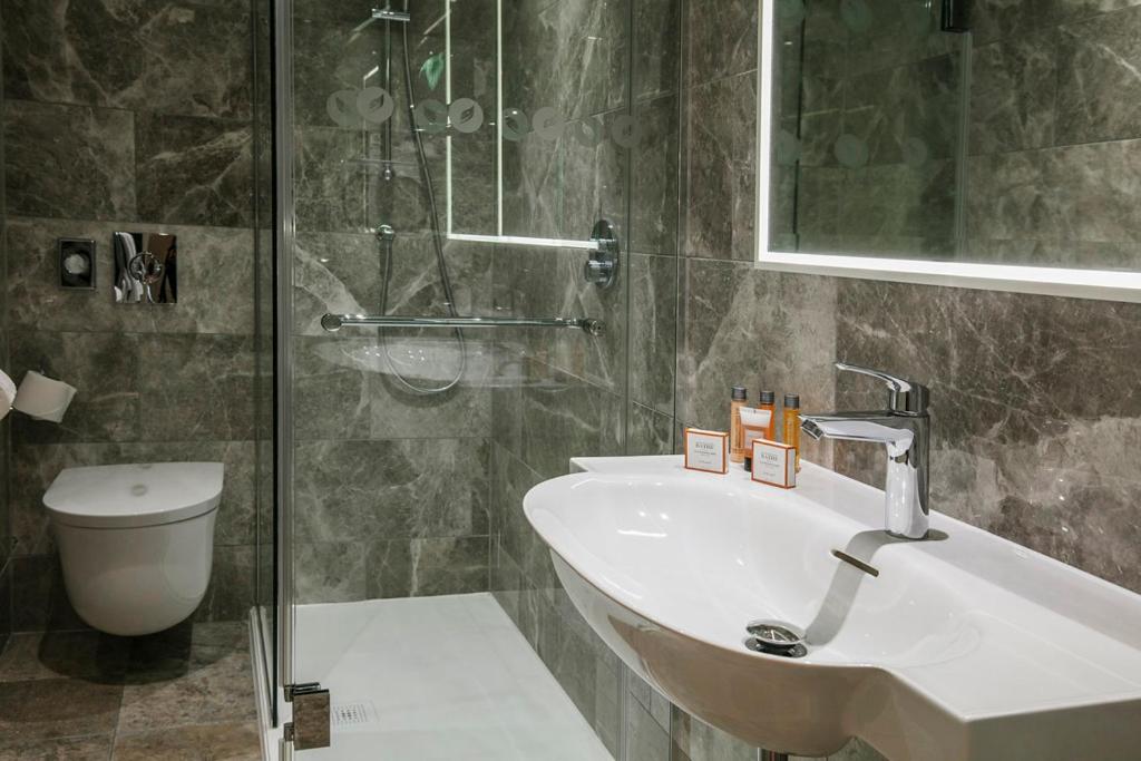 voco The Clifton Folkestone by IHG - Premium Zimmer Mit Kingsize-Bett Und Meerblick