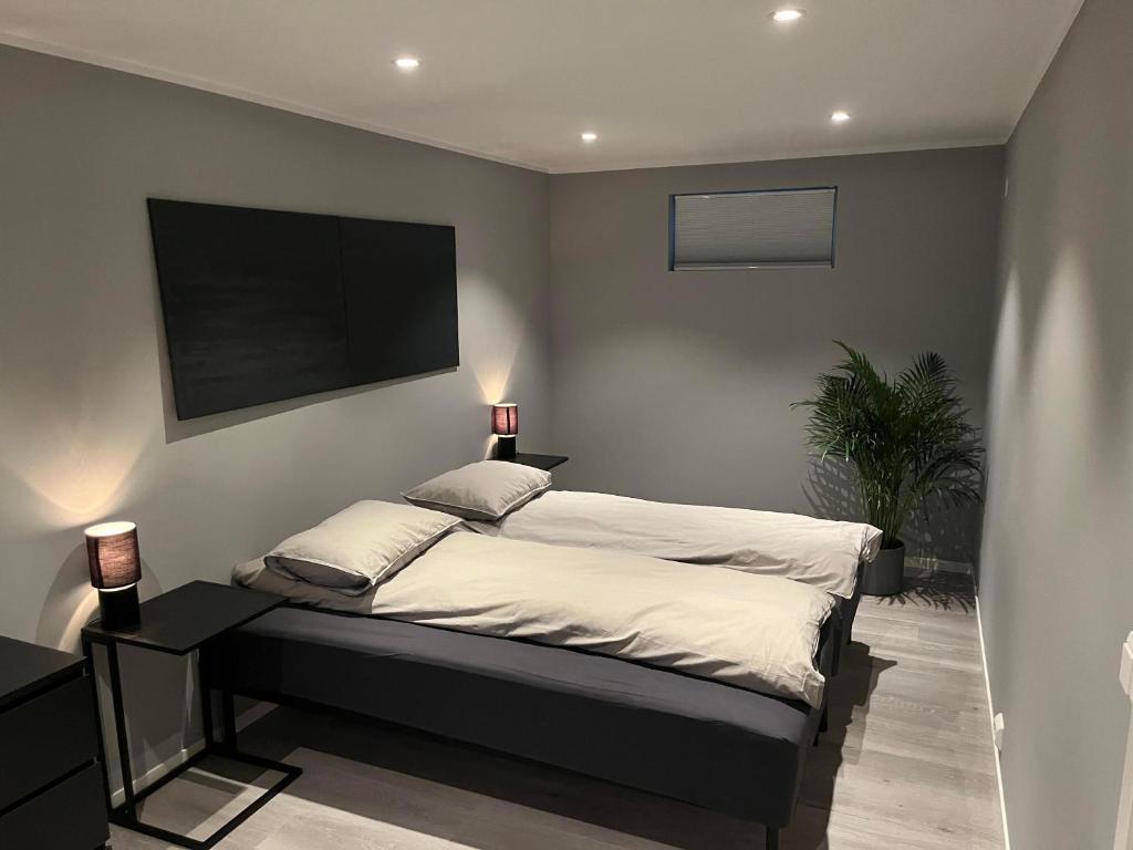 Postel nebo postele na pokoji v ubytování Sentrumsnær leilighet