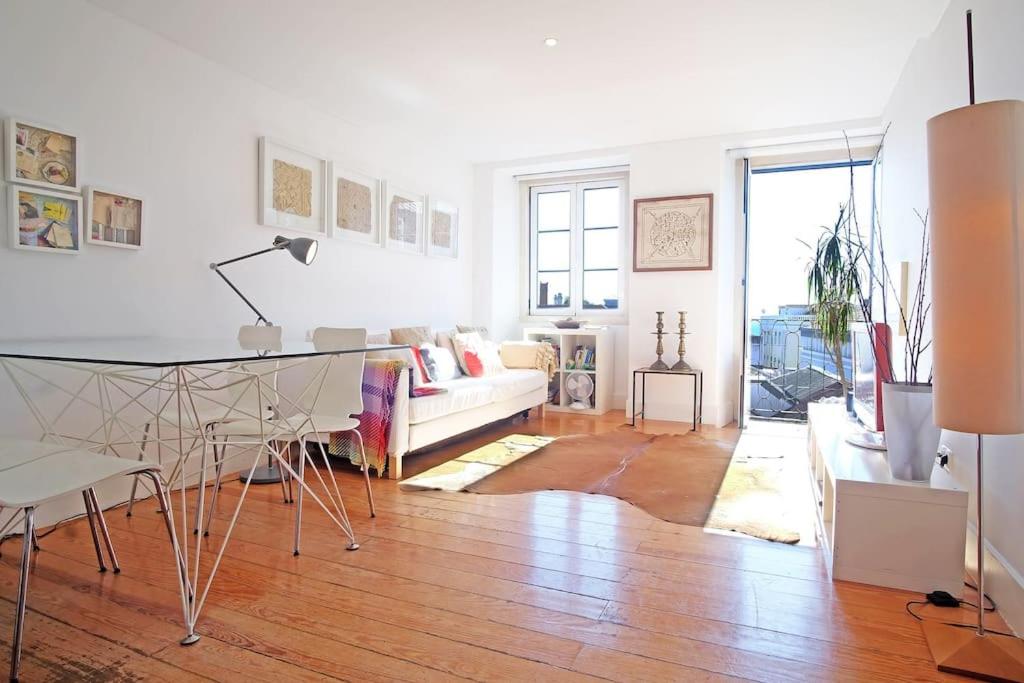 ein Wohnzimmer mit einem Tisch und einem Sofa in der Unterkunft DPJ Romantic JARDIM apt - LIFT! - PR.REAL/BAIRRO ALTO! in Lissabon