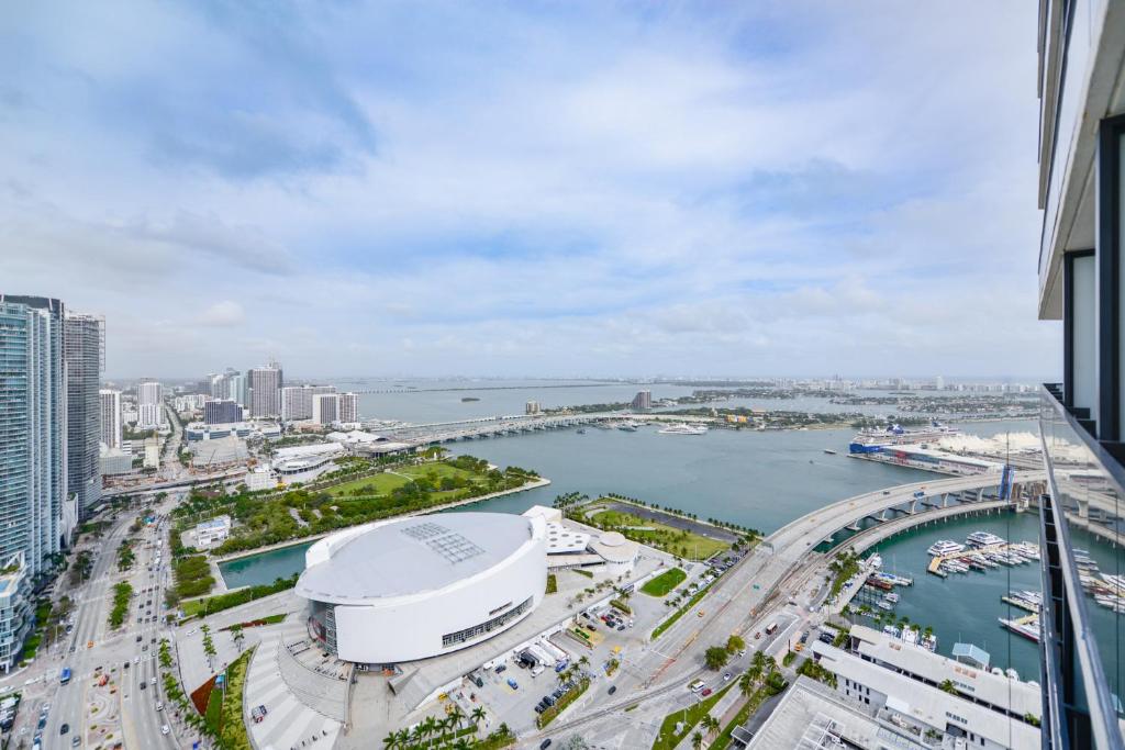 Vue aride d'une ville avec une rivière et des bâtiments dans l'établissement Panoramic Views of City and Bay from this Studio, à Miami