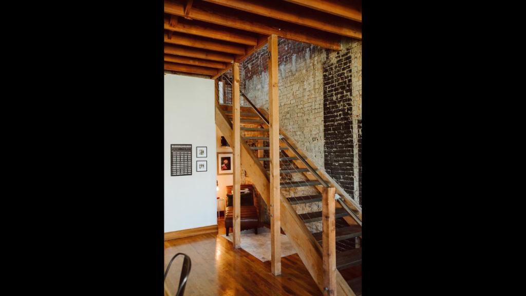 eine Treppe in einem Zimmer mit Ziegelwand in der Unterkunft The Icon in Springfield