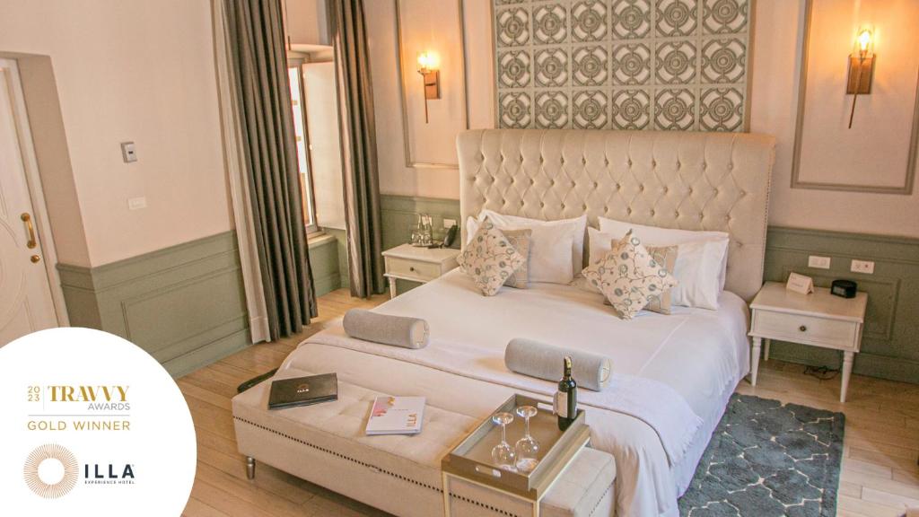ein Schlafzimmer mit einem großen weißen Bett und einem Tisch in der Unterkunft Illa Experience Hotel in Quito
