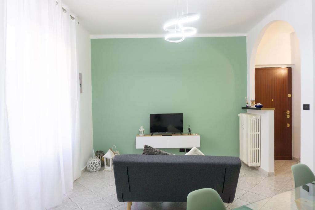 uma sala de estar com um sofá e uma televisão em Lingotto Luxury Apartment em Turim