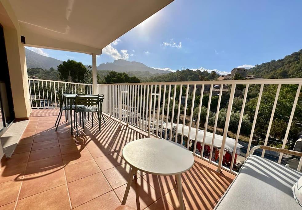 uma varanda com uma mesa e cadeiras e uma vista em Apartamento Moderno con gran terraza" GREGAL" em Port de Sóller