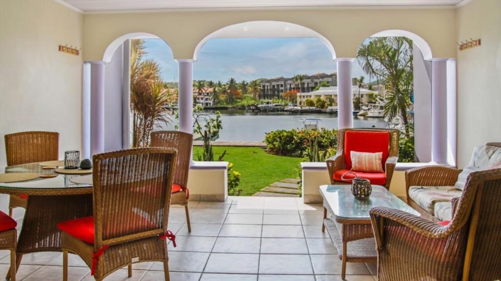 Waterfront townhouse - Harbour 17 townhouse في جزيرة جورس: غرفة معيشة مطلة على الماء