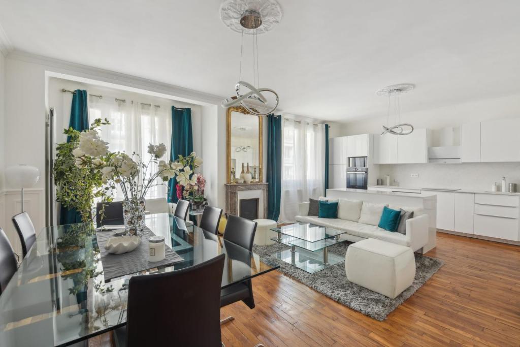 a living room with a glass table and a couch at Élégance parisienne près des Champs-Élysées in Paris