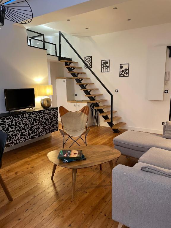 un salon avec un canapé et une table dans l'établissement Cosy Fourbastard, à Toulouse