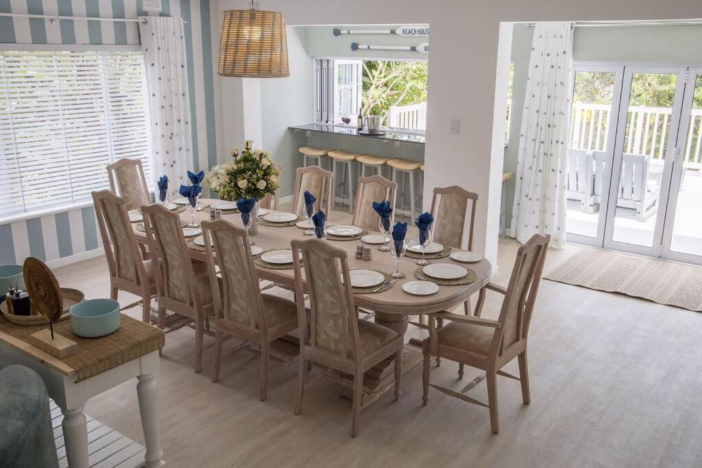 巴利托的住宿－Modern Luxury Beach House，一间带桌椅的用餐室