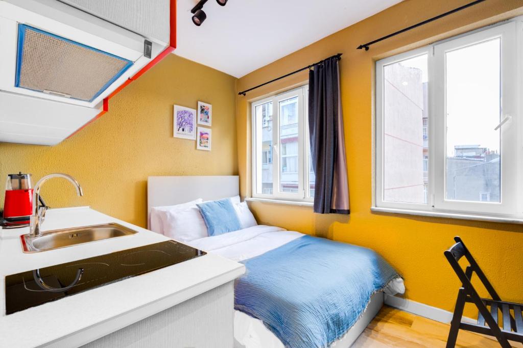 Kleines Zimmer mit einem Bett und einem Waschbecken in der Unterkunft Furnished Studio Flat 5 min to Coast in Fatih in Istanbul