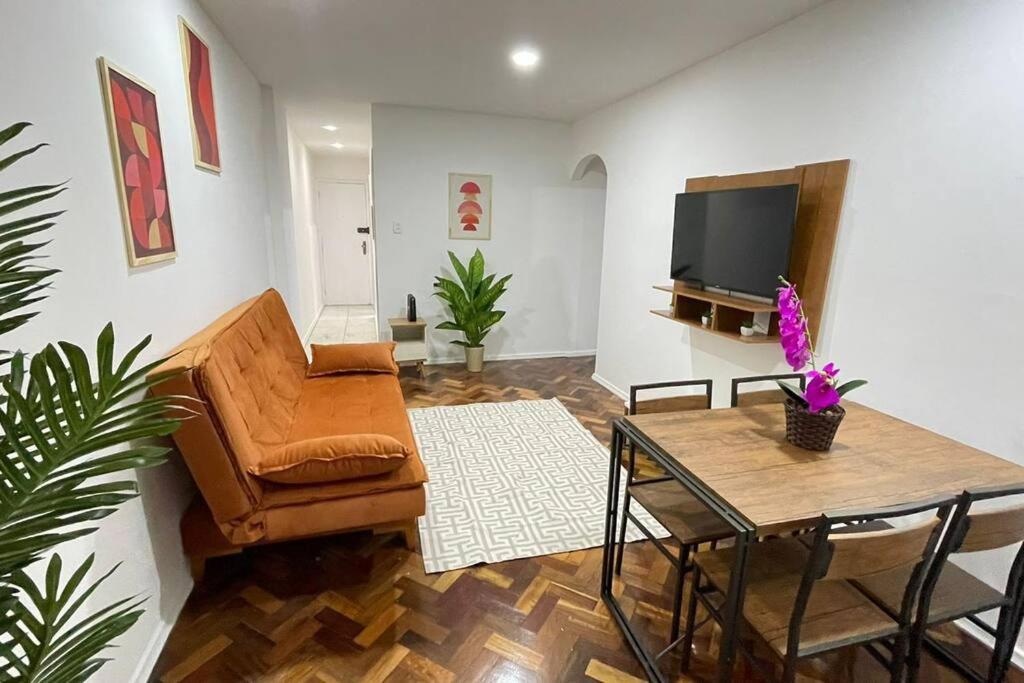 a living room with a couch and a table at Apartamento Copanema Subway Family HIR 27 in Rio de Janeiro