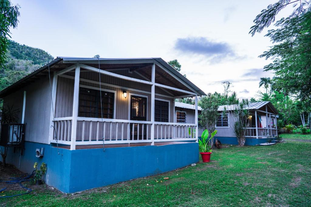 ein blau-weißes Haus mit einem Hof in der Unterkunft Hacienda Rosabel in Ponce