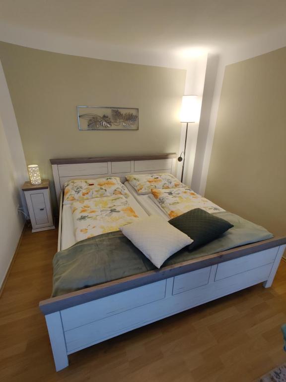 A bed or beds in a room at Appartements-Ella