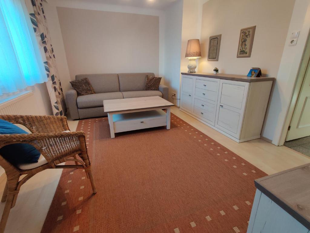 A seating area at Appartements-Ella