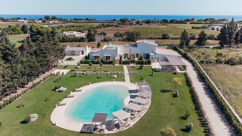 een luchtzicht op een groot landgoed met een zwembad bij Masseria Longa Boutique Hotel in Otranto
