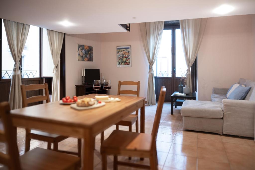 un soggiorno con tavolo e divano di Etna Home a Catania