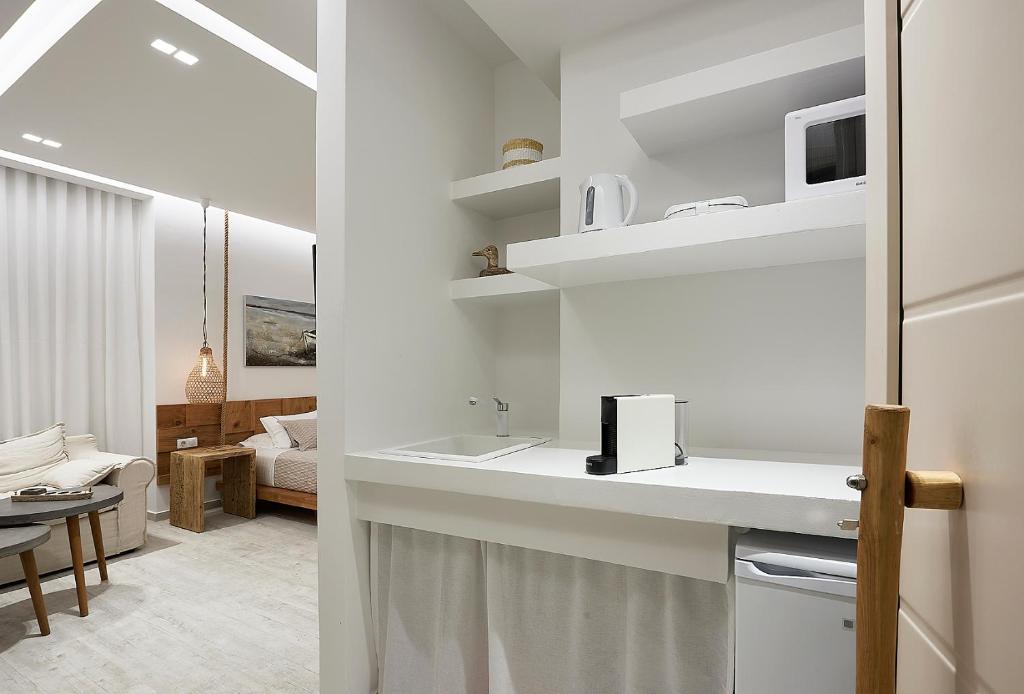 Kuchyň nebo kuchyňský kout v ubytování Nirome Luxury Suites