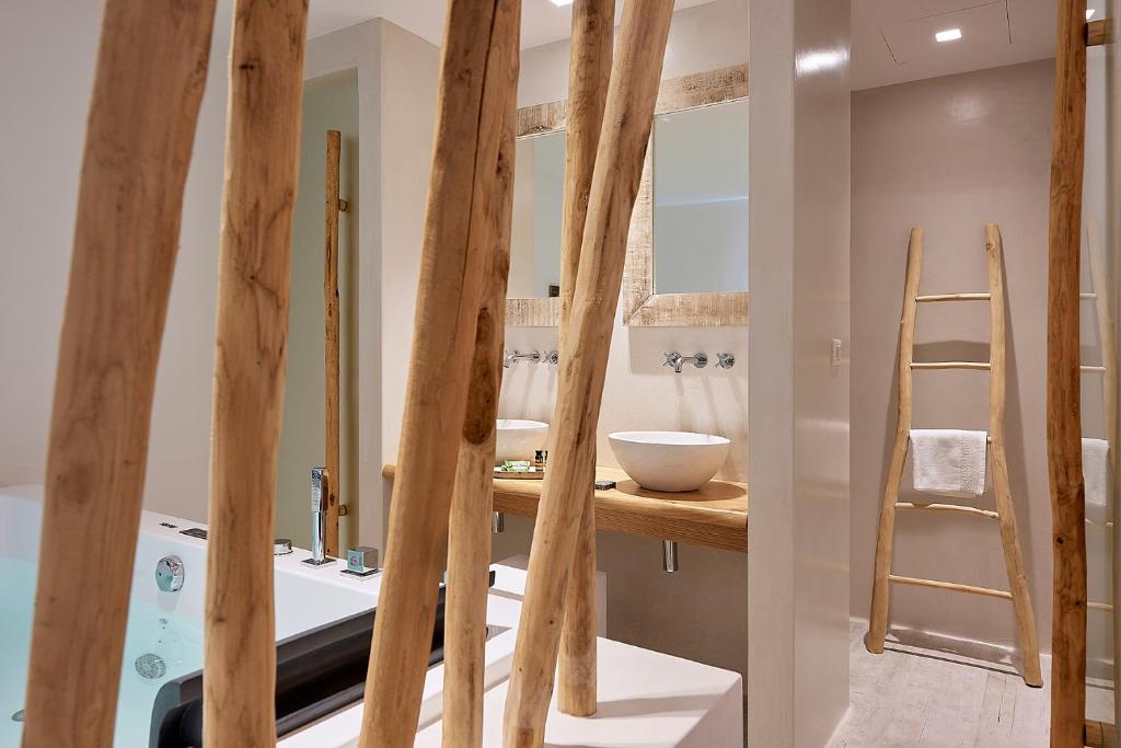 Koupelna v ubytování Nirome Luxury Suites