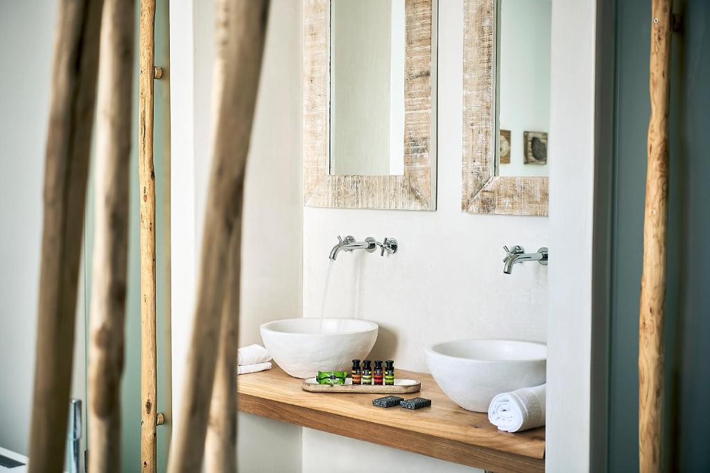 Koupelna v ubytování Nirome Luxury Suites