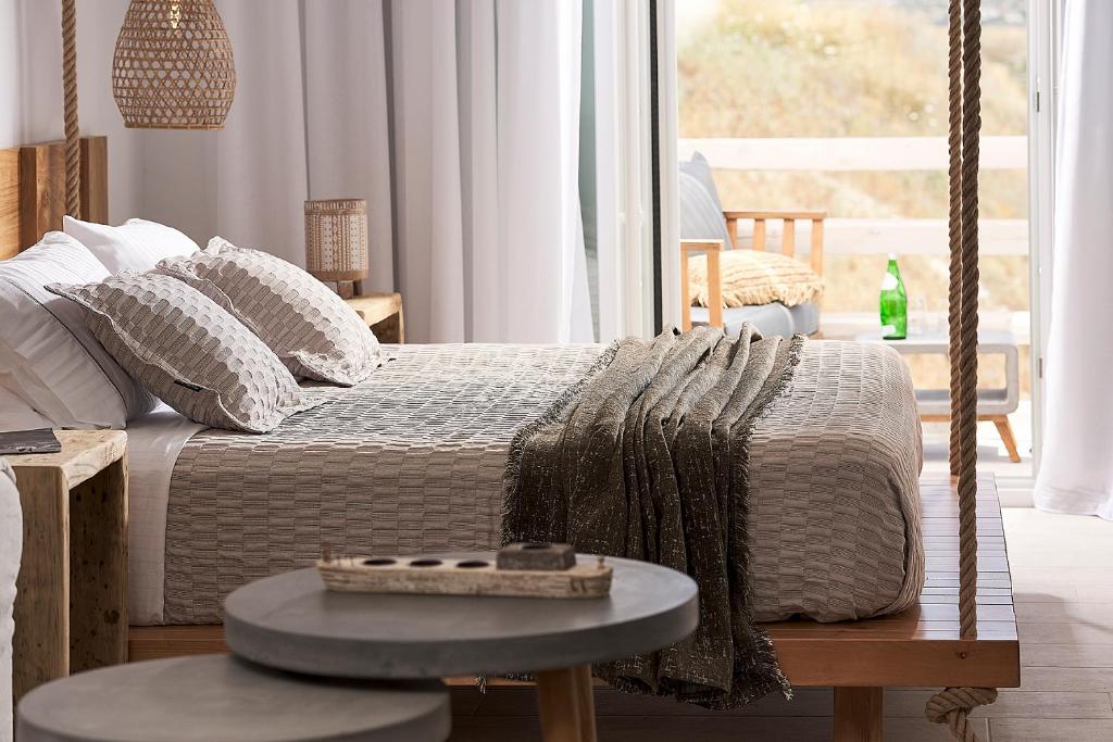 Postel nebo postele na pokoji v ubytování Nirome Luxury Suites