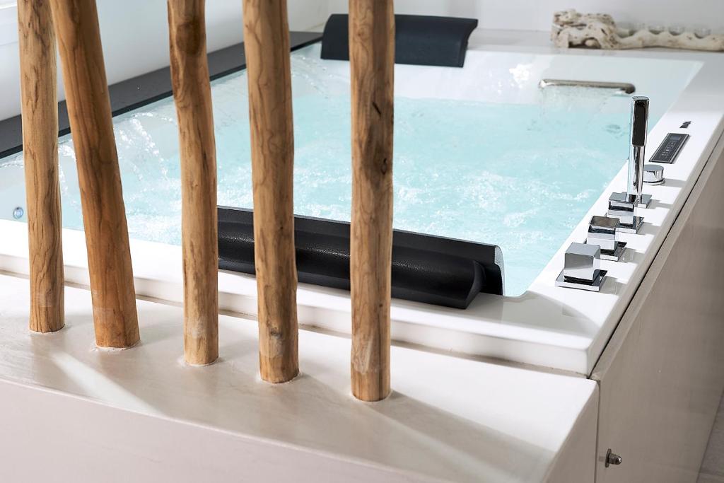 Bazén v ubytování Nirome Luxury Suites nebo v jeho okolí